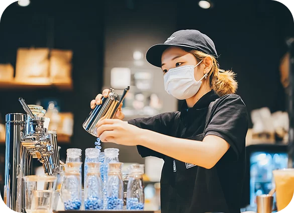 茶饮店人员调制奶茶